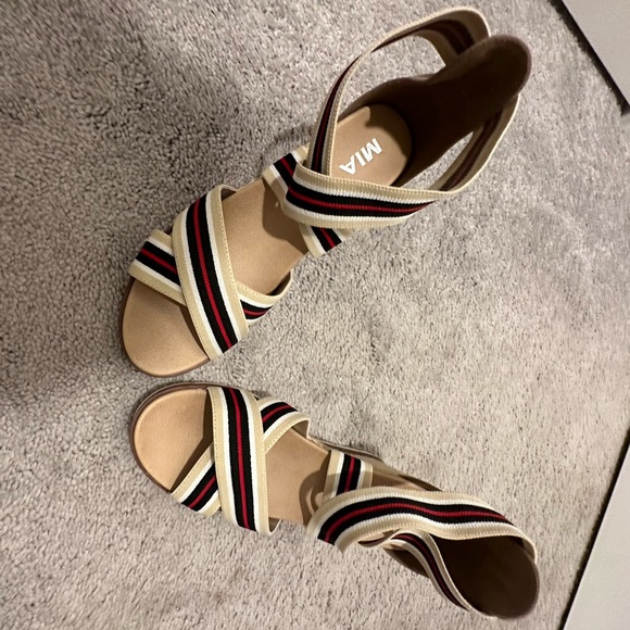 Striped wedges with elastic straps - Picture 2 of 3